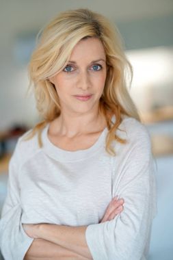 neşeli orta yaşlı sarışın kadın