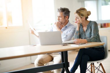 İş ekibi birlikte çalışıyor.