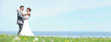 Gelin ve damat ayakta 