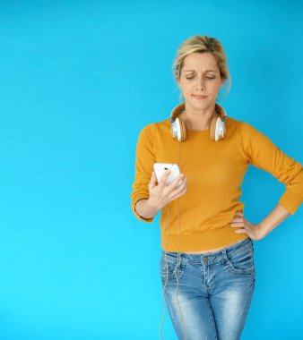  smartphone kullanarak gözlük kadınla