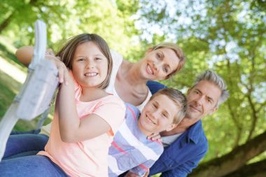 Mutlu aile bankta oturan