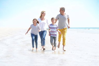  familywalking kum plajındaki