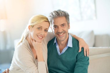 Orta yaşlı çift oturma