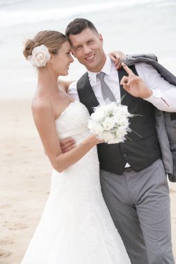  Gelin ve damat kucaklıyor 