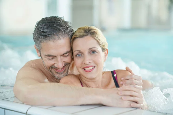 Couple relaxing in  hot tub — Stock Photo, Image