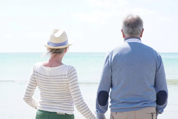 Senior koppel kijken naar de Oceaan — Stockfoto