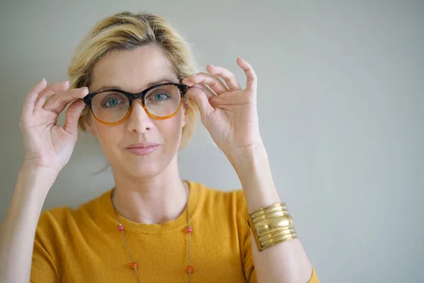 Donna bionda con occhiali da vista — Foto Stock