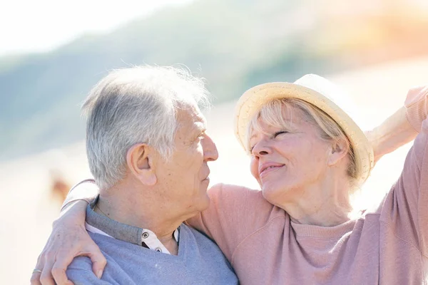 Senior koppel op het strand — Stockfoto