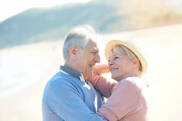 Senior koppel op het strand — Stockfoto