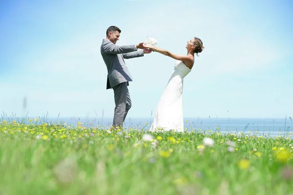 Noiva e noivo de pé — Fotografia de Stock