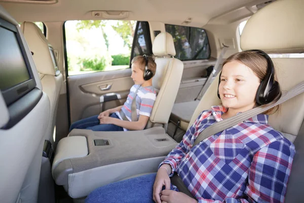 Niños Montando Coche Viendo Películas — Foto de Stock