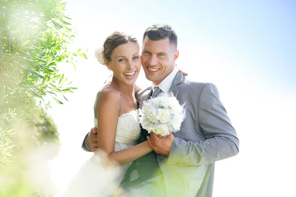 Mariée et marié le jour de leur mariage — Photo