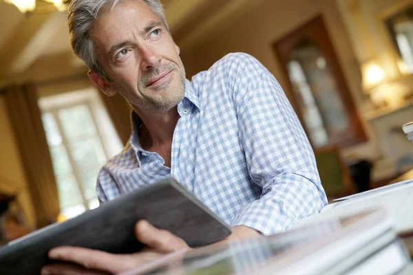 Älterer Mann Sitzt Hause Schreibtisch Und Nutzt Digitales Tablet — Stockfoto