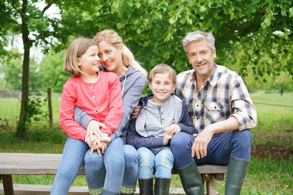 Familjen sitter på picknickbord — Stockfoto