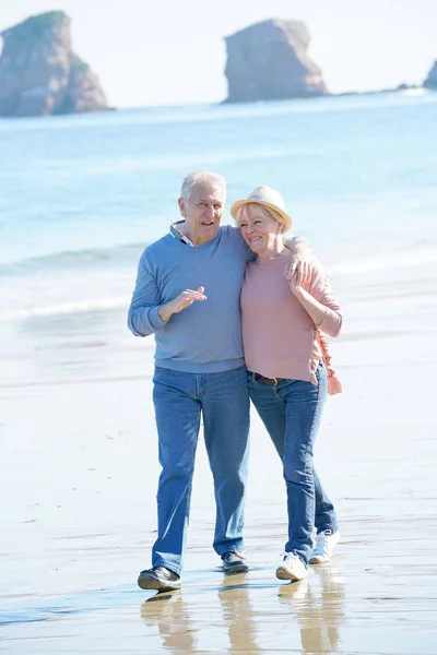 Senior koppel wandelen — Stockfoto