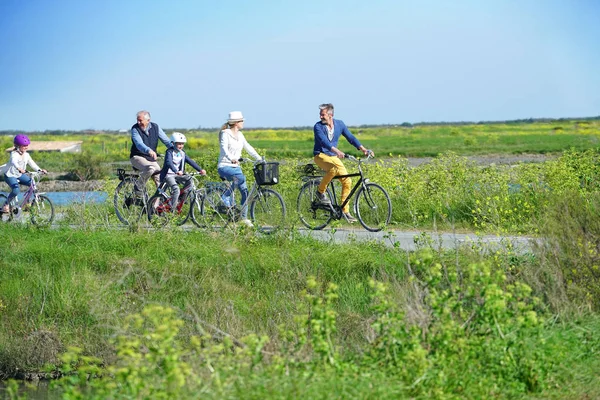 Οικογένεια ιππασία ποδήλατα μαζί — Φωτογραφία Αρχείου