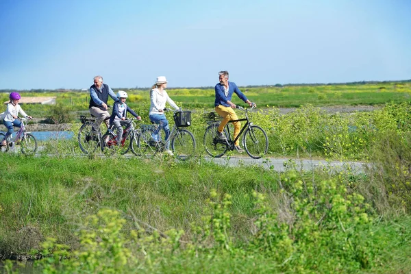 Famiglia in sella biciclette insieme — Foto Stock