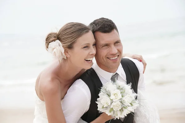 Groom dando passeio de piggyback para noiva — Fotografia de Stock