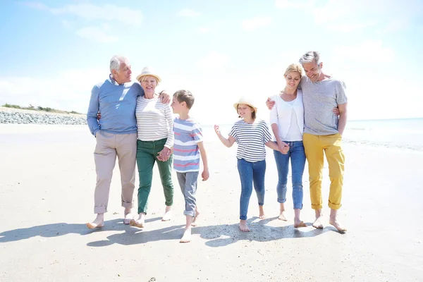 Rodiny s chůzi na pláži — Stock fotografie