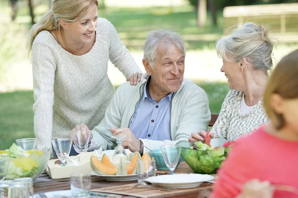 Familia Almorzando Jardín — Foto de Stock