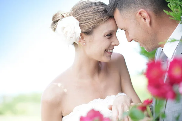 Bride and groom exchanging rings — Stock Photo, Image