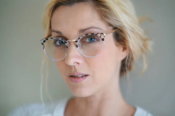 ผู้หญิงผมบลอนด์ที่มีแว่นตา — ภาพถ่ายสต็อก