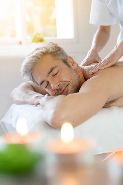 Homem relaxante na massagem — Fotografia de Stock