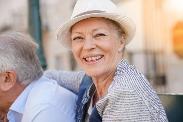 Senior vrouw met hoed op — Stockfoto