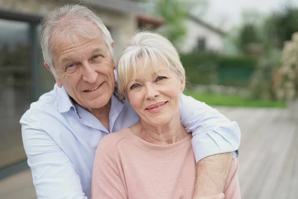 Oudere paar omhelzing — Stockfoto