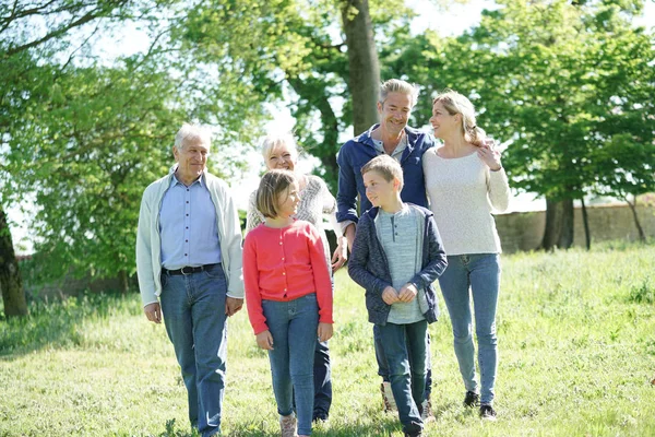 Tussen de generaties en gelukkige familie — Stockfoto