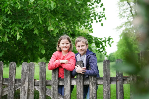 Retrato de niños trepando en la valla —  Fotos de Stock