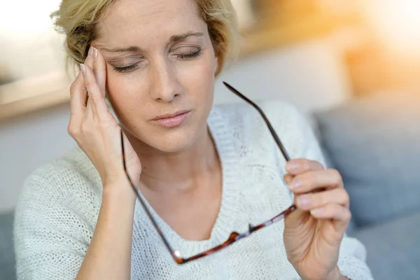 Mujer rubia que tiene migraña — Foto de Stock