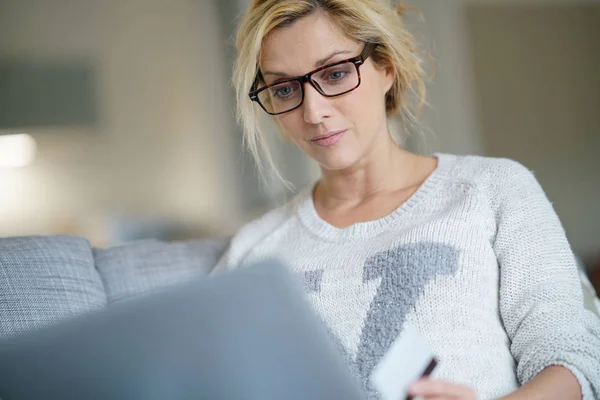 Frau kauft zu Hause im Internet ein — Stockfoto