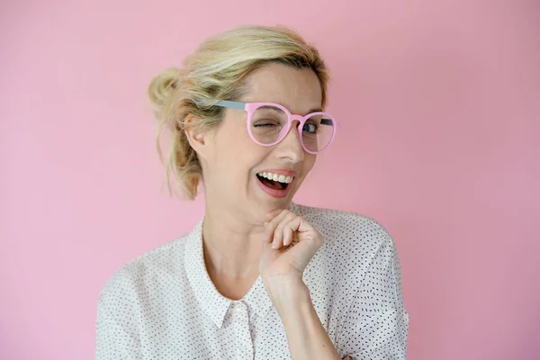 ポーズ ピンクの眼鏡を持つ女性 — ストック写真