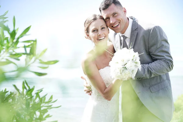 Sposa e sposo che si abbracciano — Foto Stock