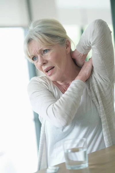 Mujer que sufre artrosis — Foto de Stock