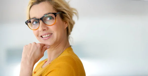 Μέσης ηλικίας γυναίκα που φοράει γυαλιά — Φωτογραφία Αρχείου