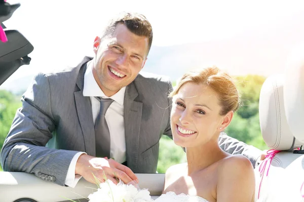 Groom leading bride to get in car — Stock Photo, Image