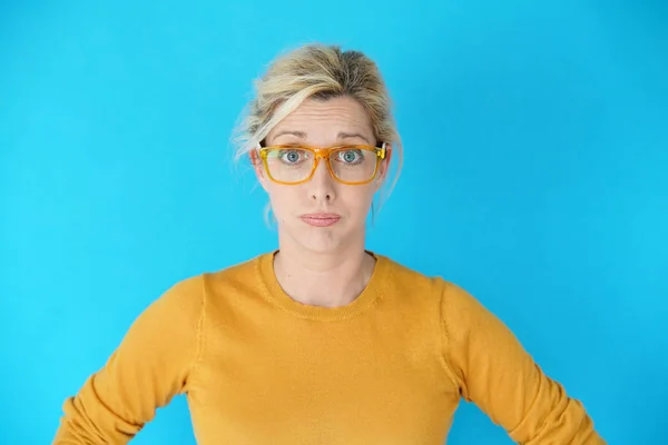 Femme blonde avec des lunettes — Photo