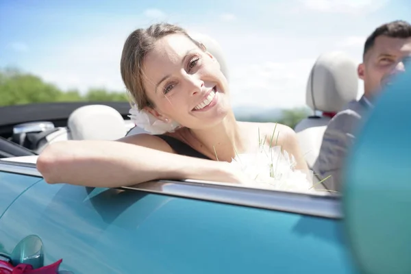 Noiva equitação no carro conversível — Fotografia de Stock