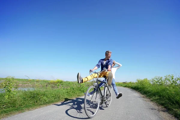 Glada par ridning cykel — Stockfoto