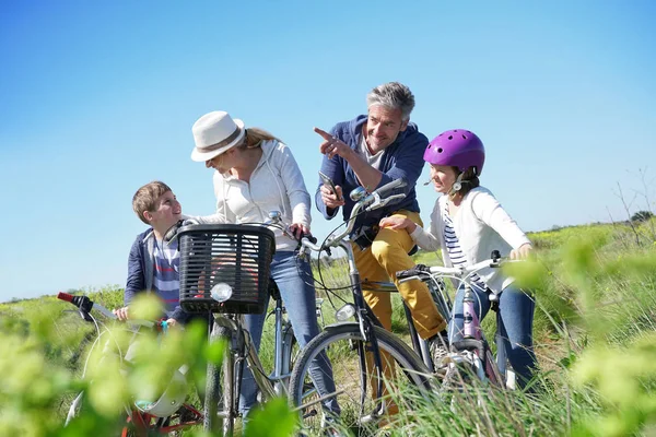 Familia usando smartphone — Foto de Stock