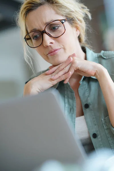 Mujer trabajando desde casa — Foto de Stock