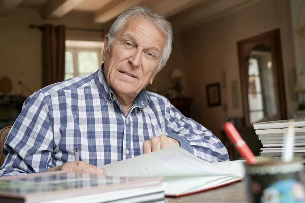 Homem escrevendo no caderno — Fotografia de Stock