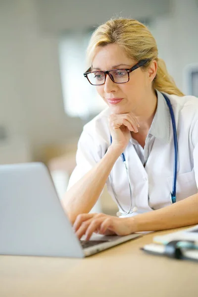 Dottore che lavora su laptop — Foto Stock