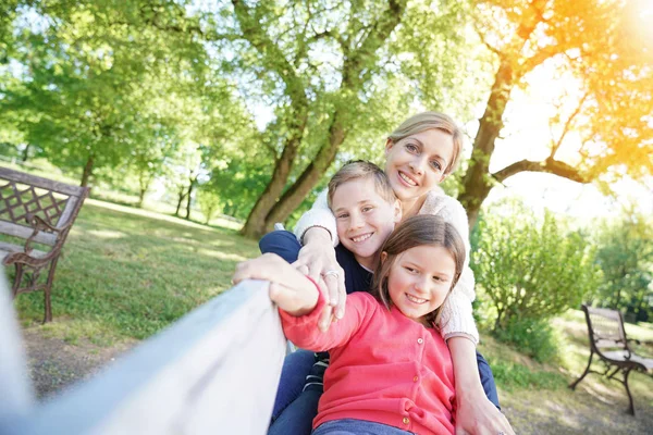 Mutter mit Kindern hat Spaß — Stockfoto