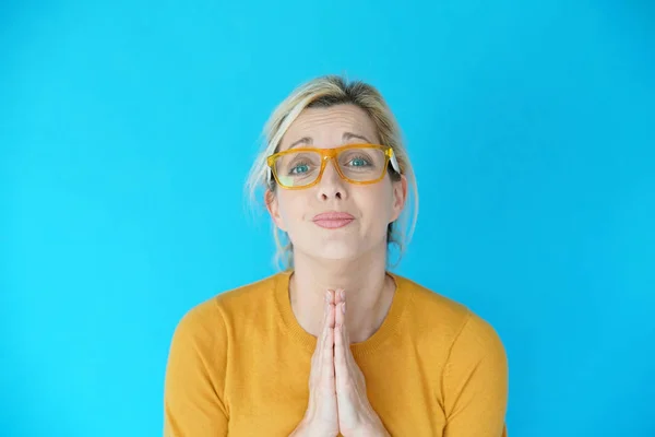 Femme avec des lunettes priant — Photo