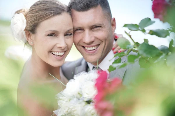 Smiling bride and groom — Stock Photo, Image