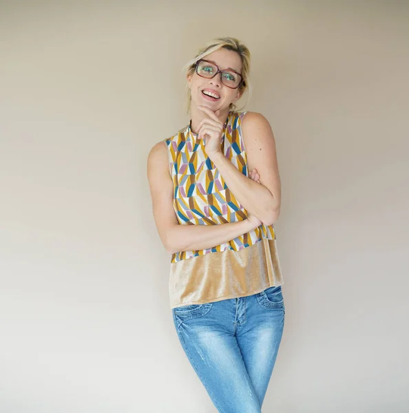 Veselá žena s brýlemi stojící — Stock fotografie
