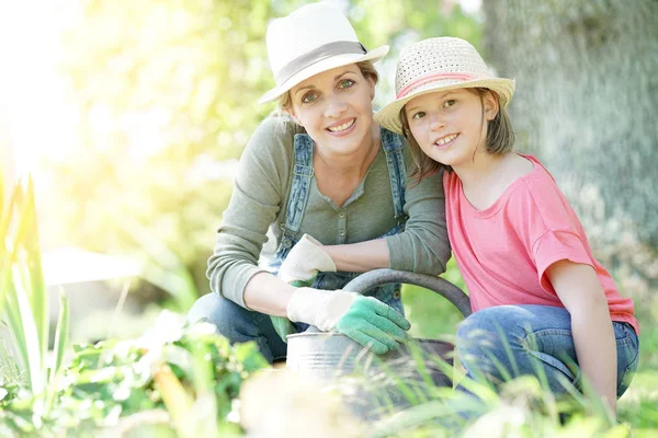 Matka a dcera zahradničení společně — Stock fotografie